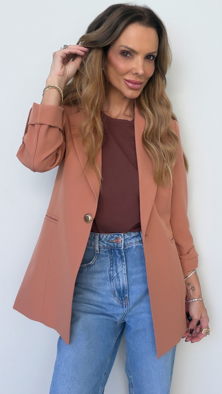 Blazer Longo Drama Signature Alfaiataria Premium com Martingale 1 botão cor Doce de Leite