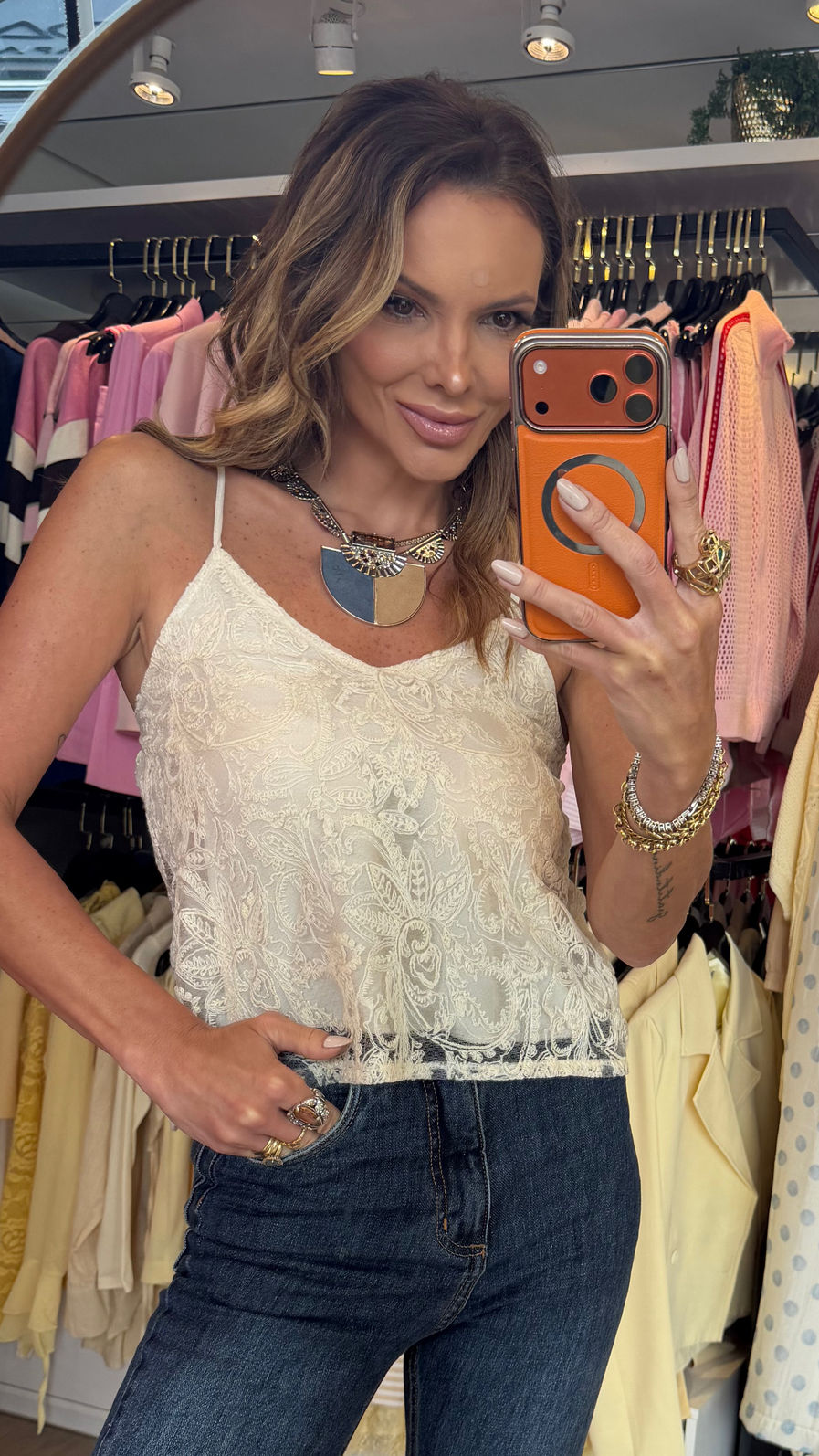 Blusa Alcinha com Renda Chantilly Blusa Alcinha com Renda Chantilly
