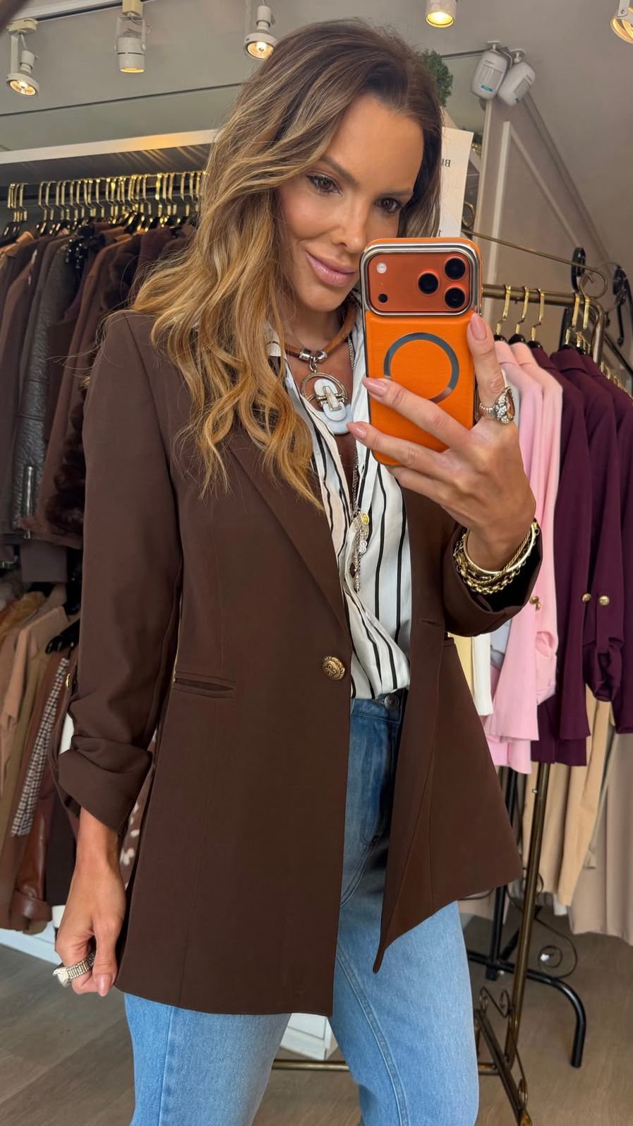 Blazer Longo Drama Signature Alfaiataria Premium com Martingale 1 botão cor Marrom Café Blazer Longo Drama Signature Alfaiataria Premium com Martingale 1 botão cor Marrom Café