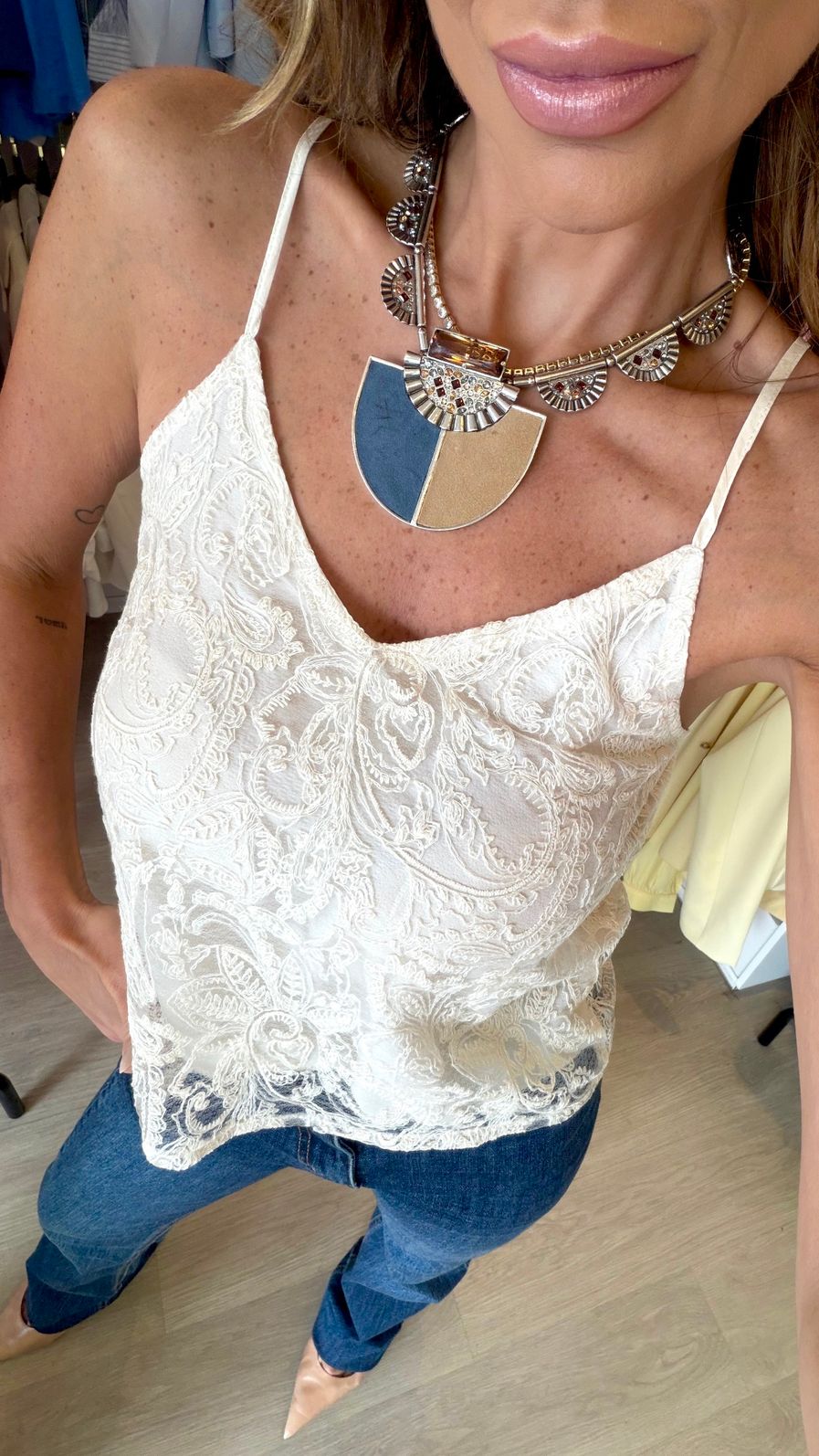 Blusa Alcinha com Renda Chantilly Blusa Alcinha com Renda Chantilly