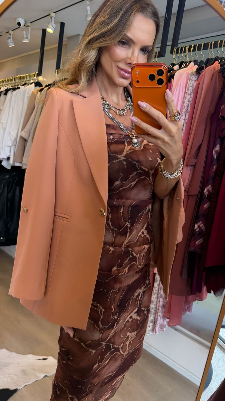 Blazer Longo Drama Signature Alfaiataria Premium com Martingale 1 botão cor Doce de Leite