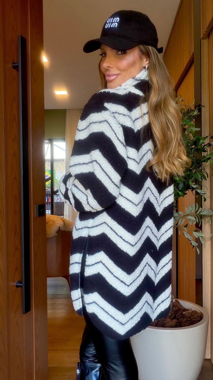 Blusão Fluffy cor Preto/Off White