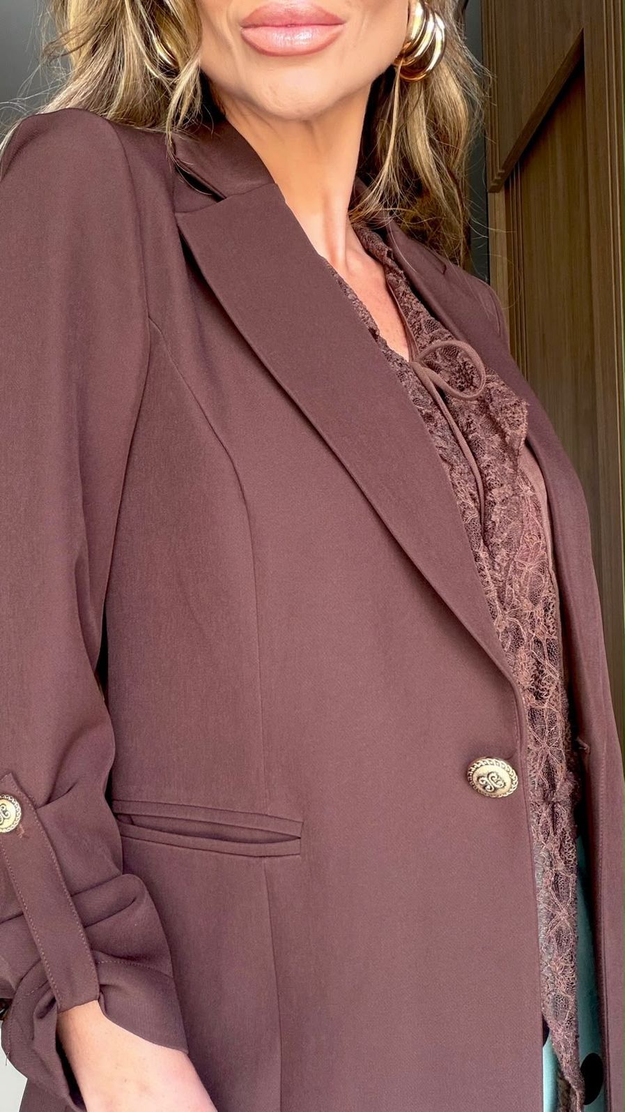 Blazer Longo Drama Signature Alfaiataria Premium com Martingale 1 botão cor Marrom Café