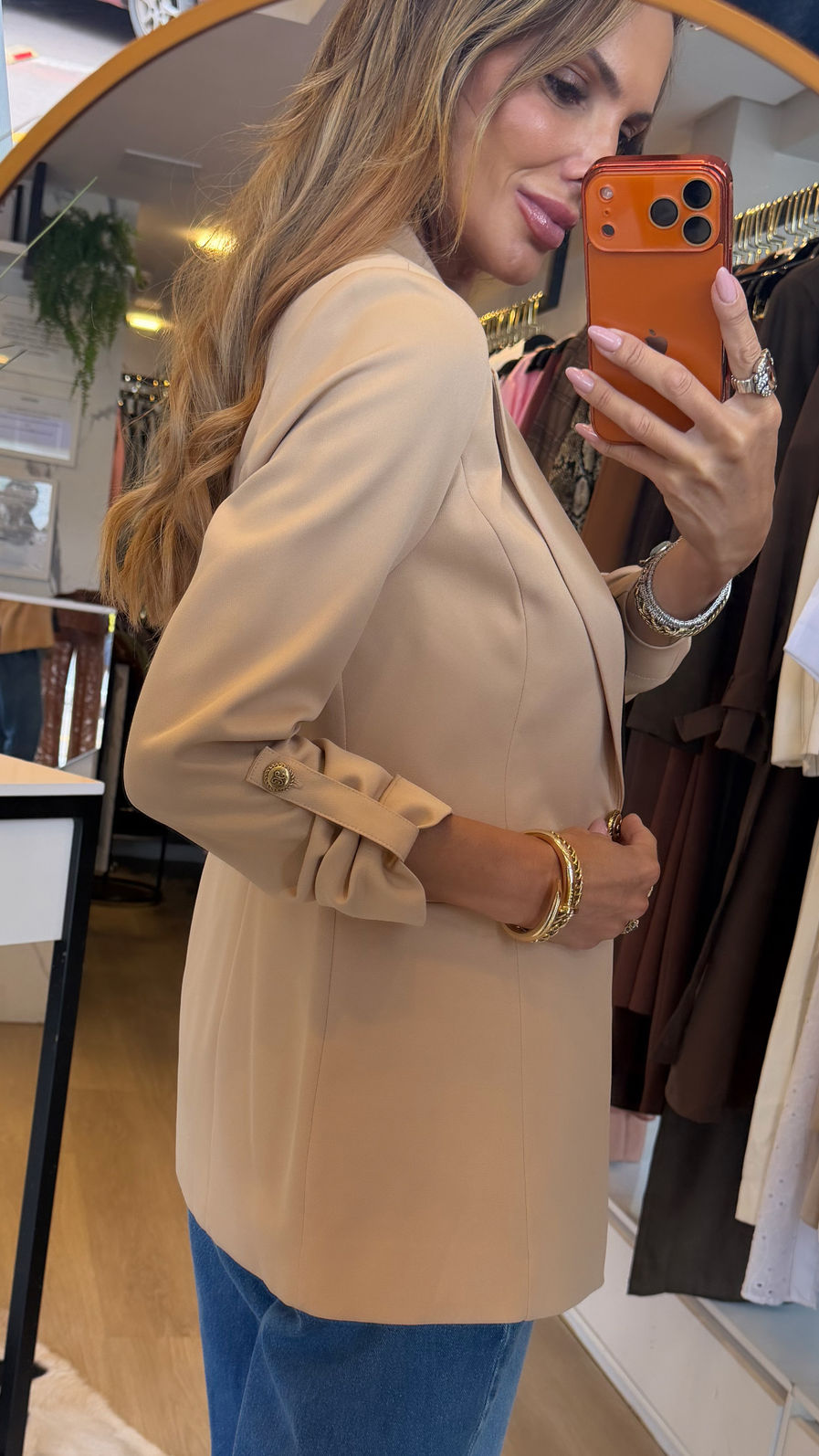 Blazer Longo Drama Signature Alfaiataria Premium com Martingale 1 botão cor Nude Blazer Longo Drama Signature Alfaiataria Premium com Martingale 1 botão cor Nude