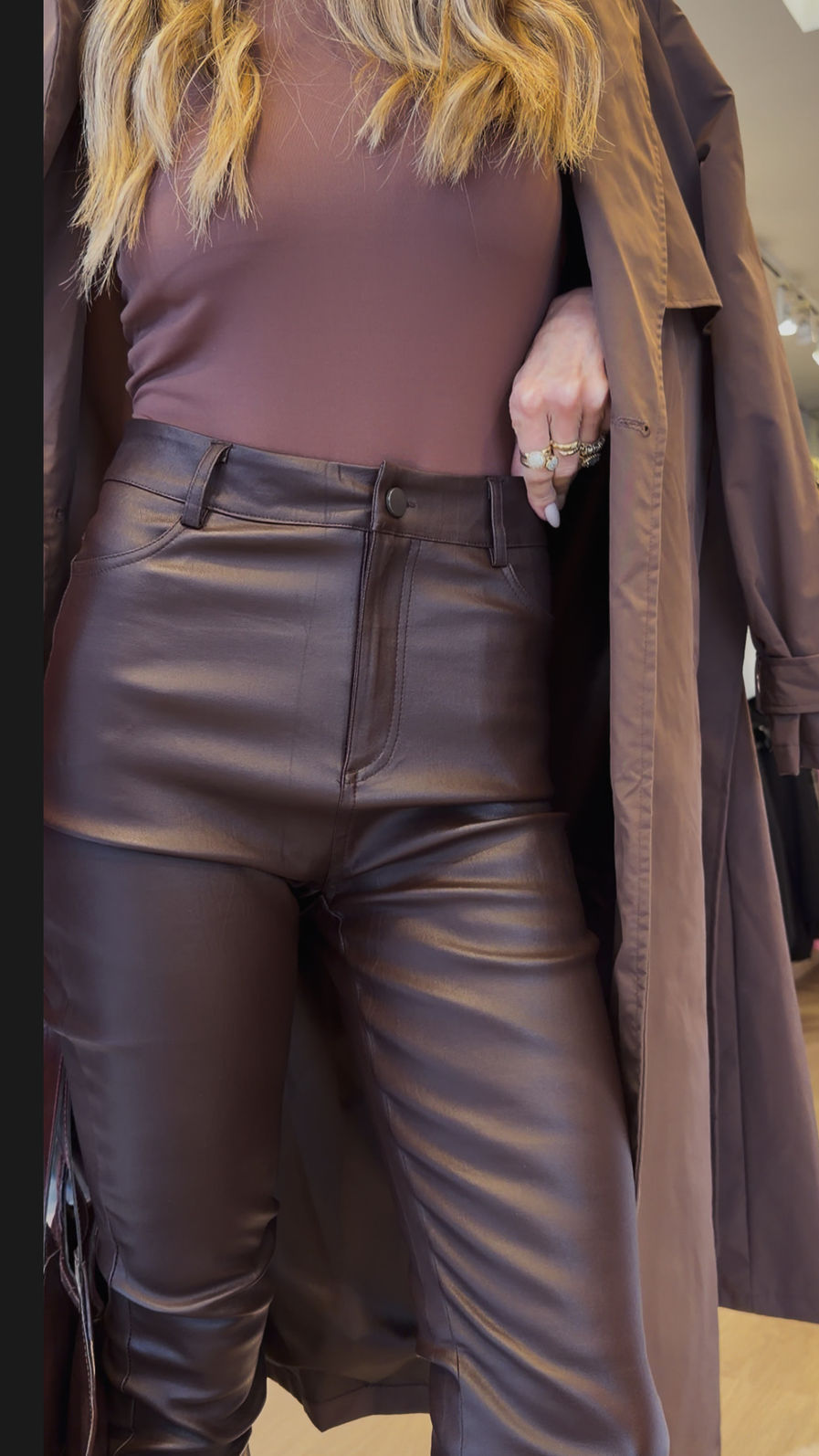 Calça Resinada Slim cor Marrom Café