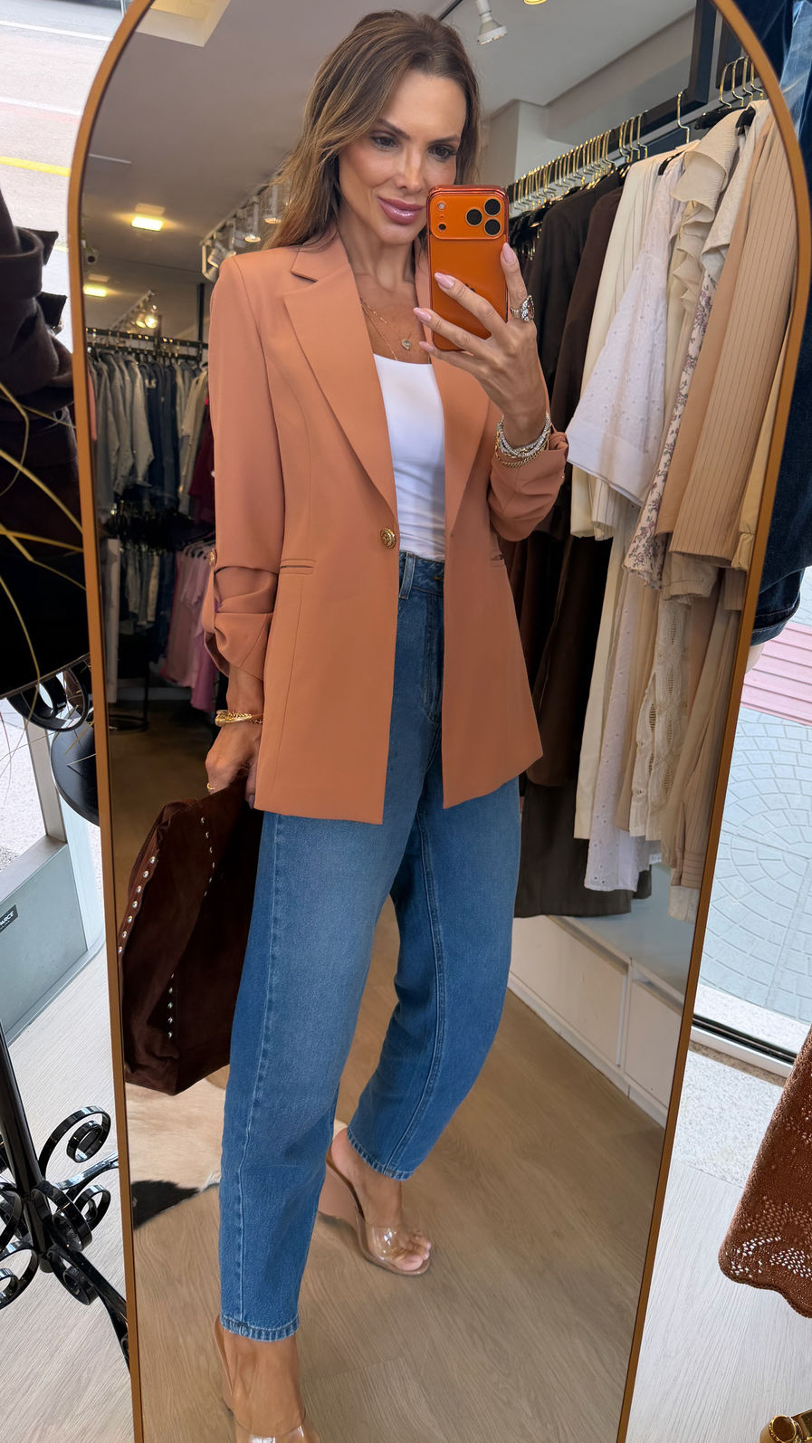 Blazer Longo Drama Signature Alfaiataria Premium com Martingale 1 botão cor Doce de Leite