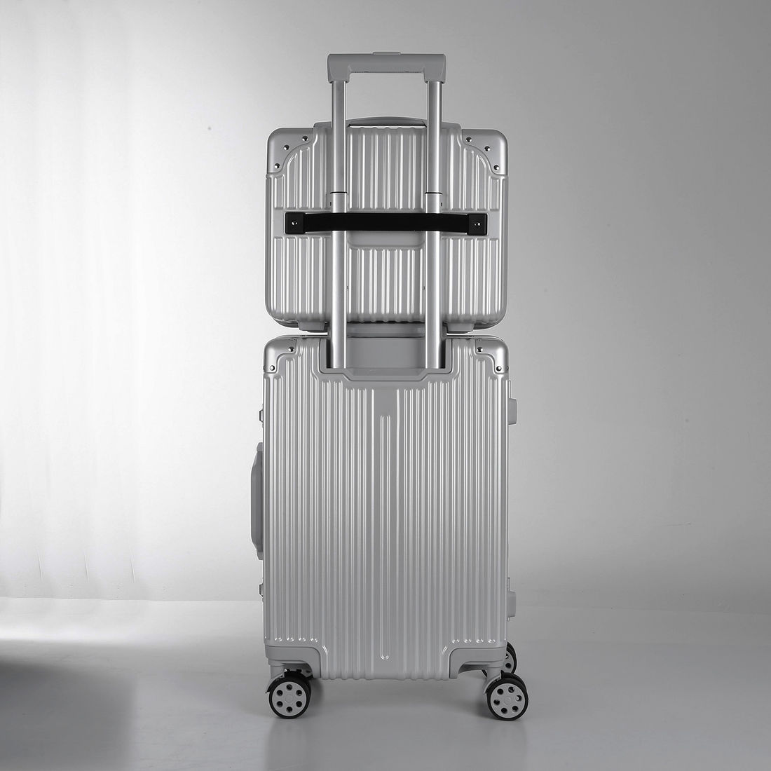 Conjunto Mala de Viagem Pequena de Bordo 10kg Policarbonato ABS Noruega Maloa Prata