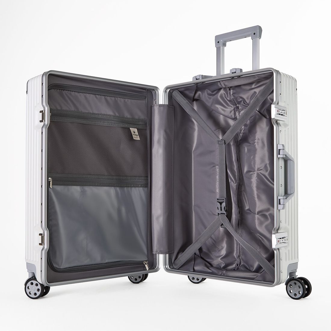 Kit de Malas com 3 Peças Noruega Branco e 1 Capa M de Mala Maloa Preto e 1 Capa G Viajar Faz Bem Kit de Malas com 3 Peças Noruega Branco e 1 Capa M de Mala Maloa Preto e 1 Capa G Viajar Faz Bem