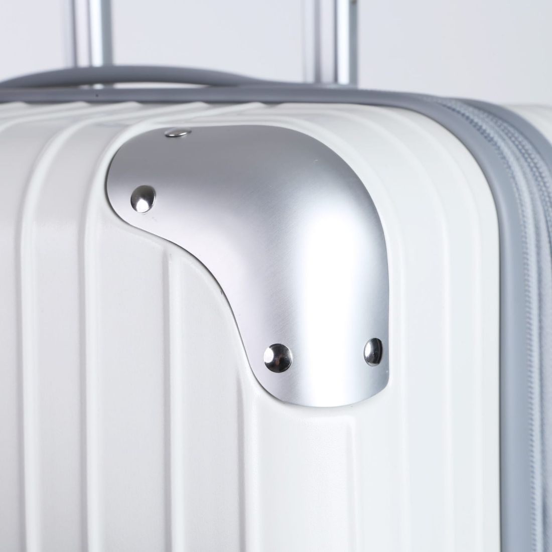 Kit Mala de Viagem Pequena de Bordo 10kg Brasil Branco e Mala Brasil Grande 32kg Branco Kit Mala de Viagem Pequena de Bordo 10kg Brasil Branco e Mala Brasil Grande 32kg Branco