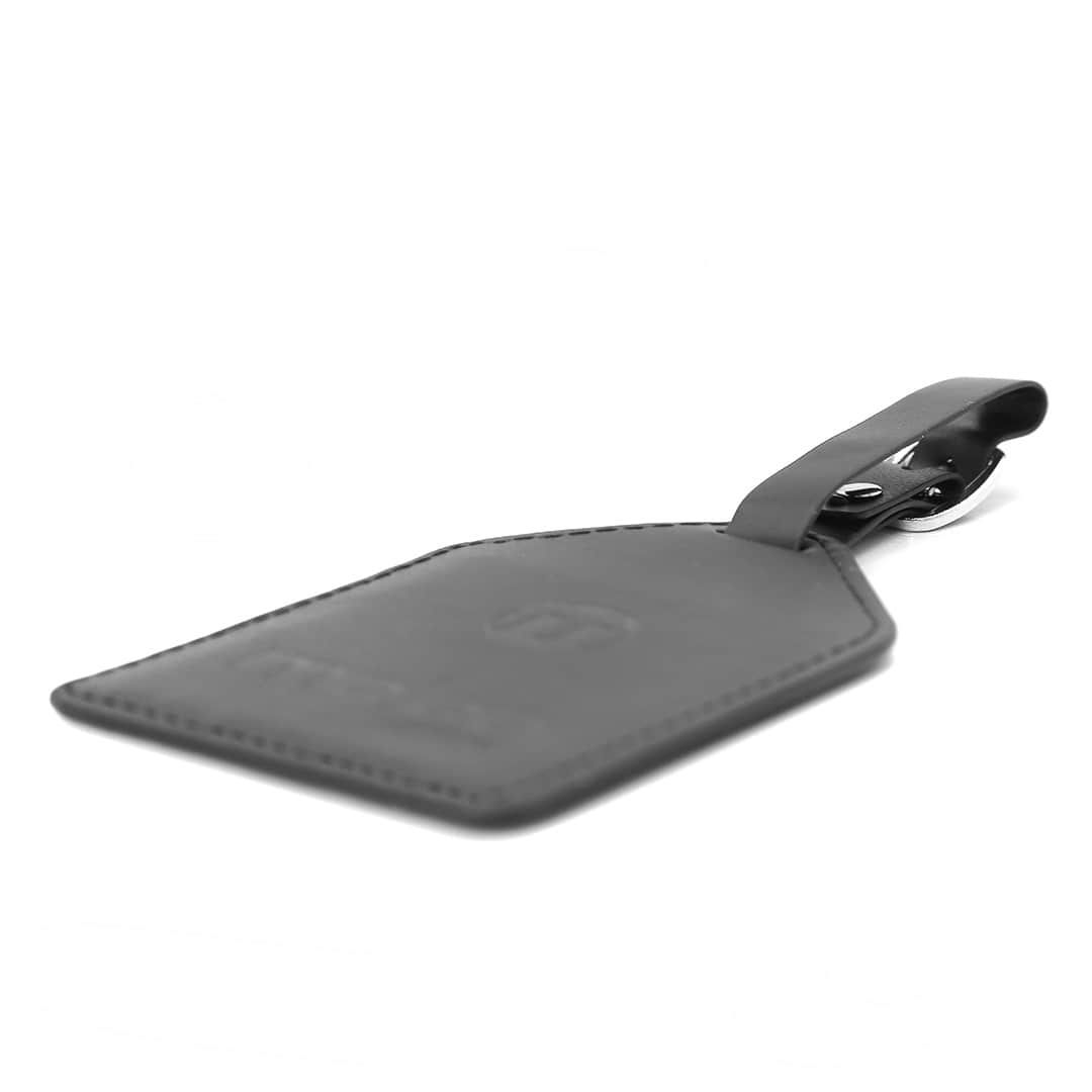 Kit de Mala Pequena de Bordo Brasil Preta e Prata com Tag de Couro Preta e Marrom Kit de Mala Pequena de Bordo Brasil Preta e Prata com Tag de Couro Preta e Marrom