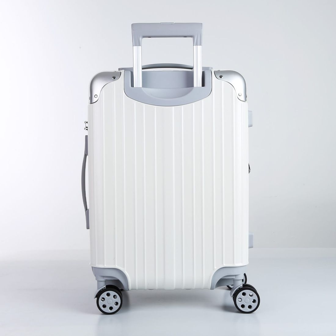 Kit Mala de Viagem Pequena de Bordo 10kg Brasil Branco e Mala Brasil Grande 32kg Branco Kit Mala de Viagem Pequena de Bordo 10kg Brasil Branco e Mala Brasil Grande 32kg Branco