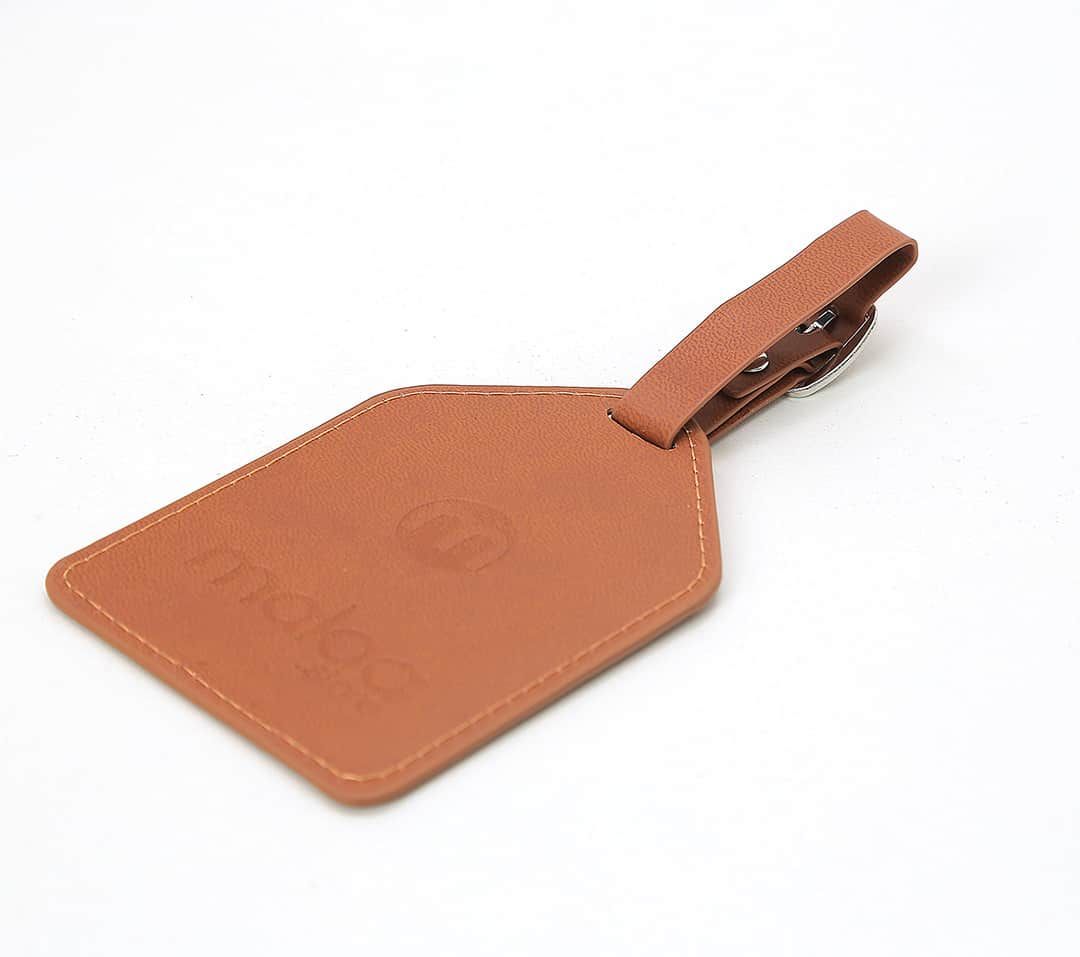 Kit de Mala Pequena de Bordo Brasil Preta e Prata com Tag de Couro Preta e Marrom Kit de Mala Pequena de Bordo Brasil Preta e Prata com Tag de Couro Preta e Marrom