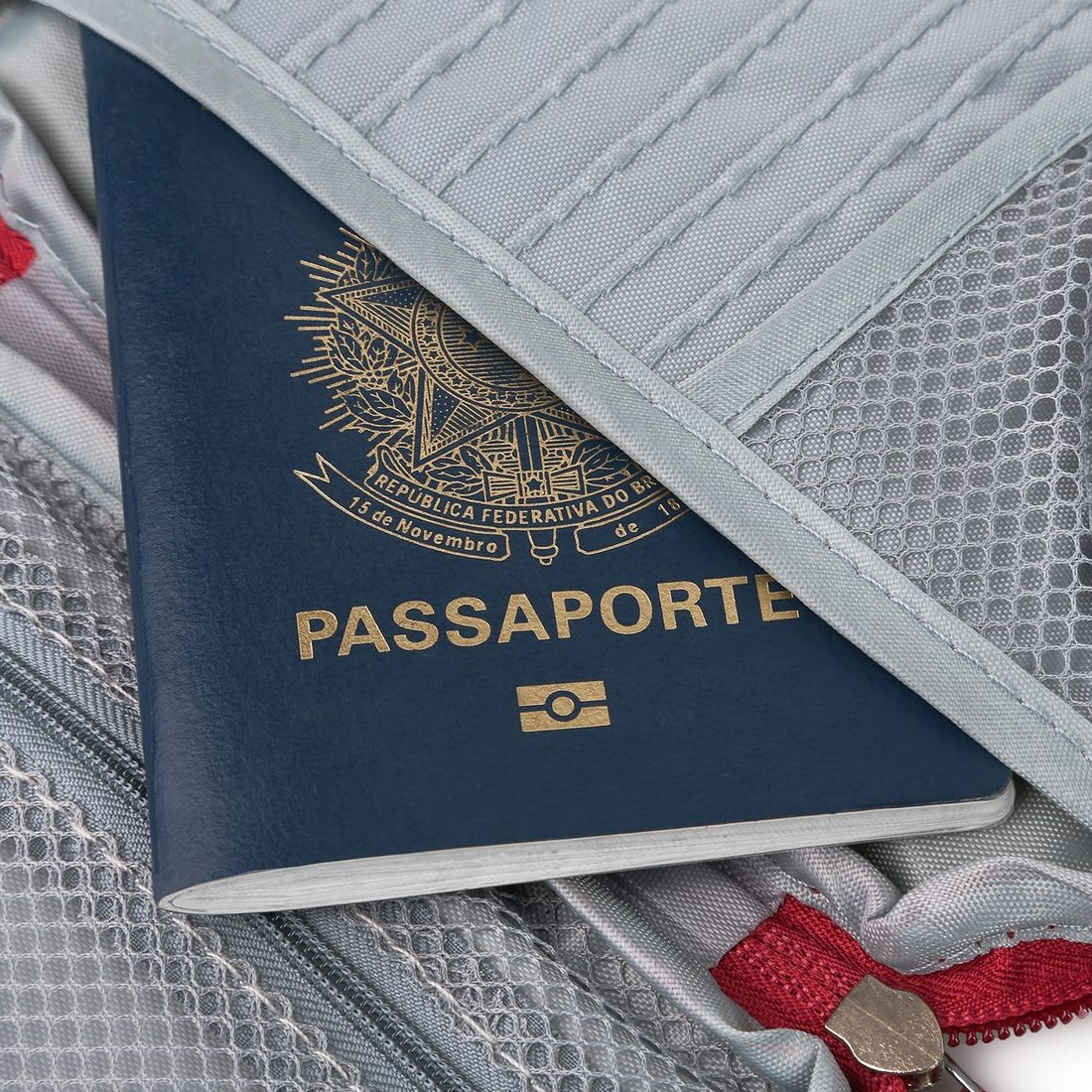 Porta Passaporte e Documentos em Poliéster Vermelho Porta Passaporte e Documentos em Poliéster Vermelho