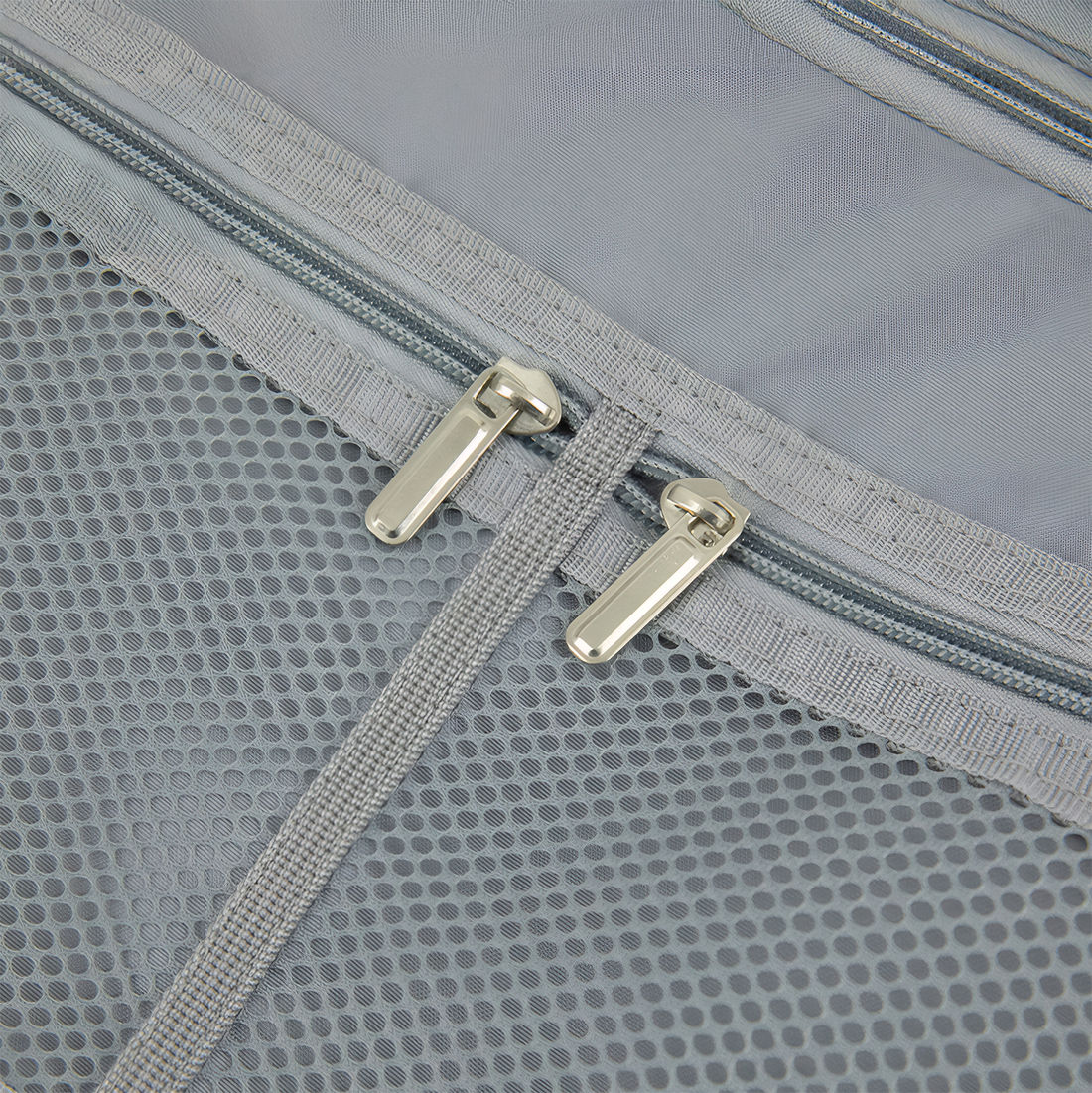 Kit Mala de Assento Grécia Media 23 kg Branca, Bolsa Confort e Tag Good Travel Branca