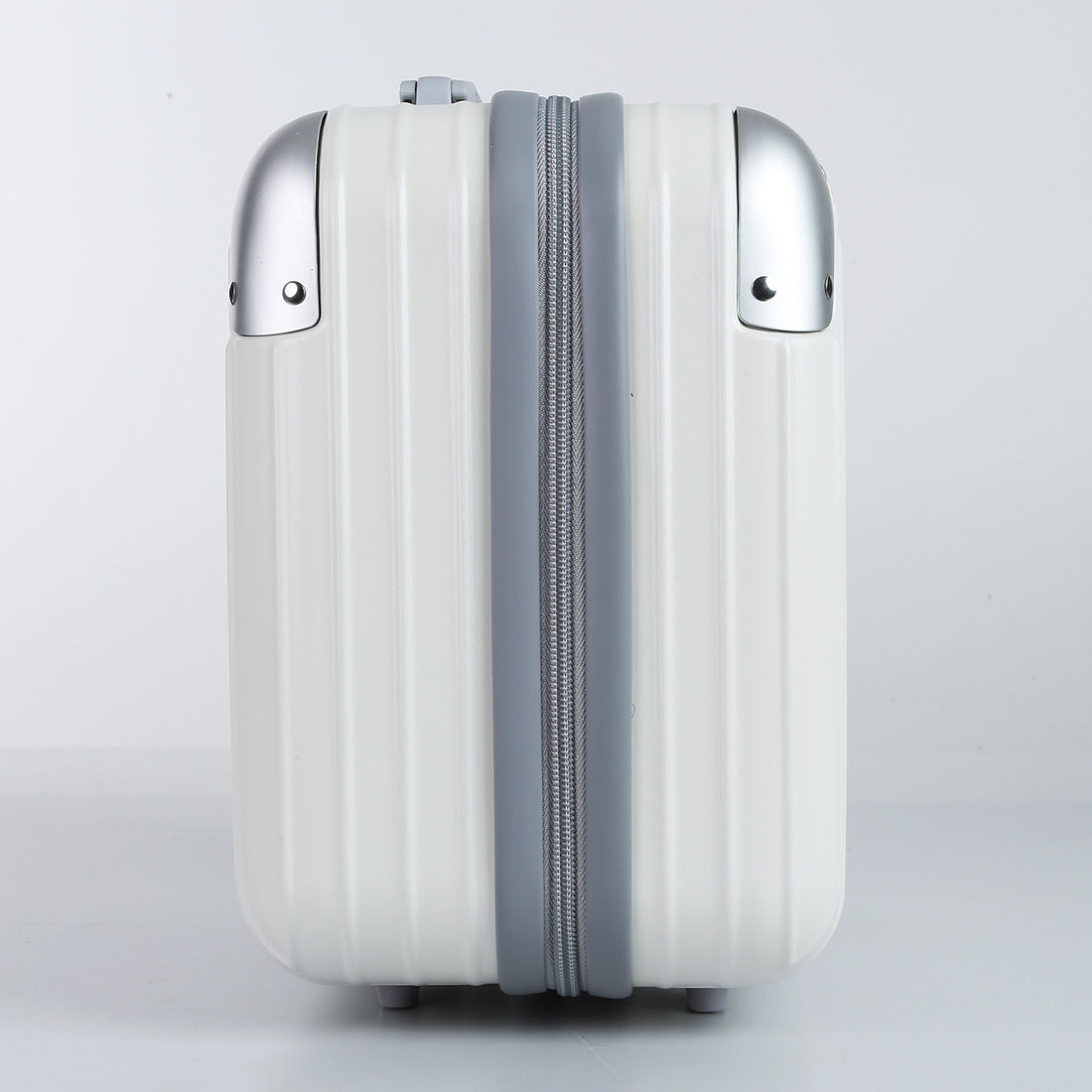 Conjunto Mala de Viagem Pequena de Bordo 10kg ABS Policarbonato com Expansor e Frasqueira Brasil Maloa Branco