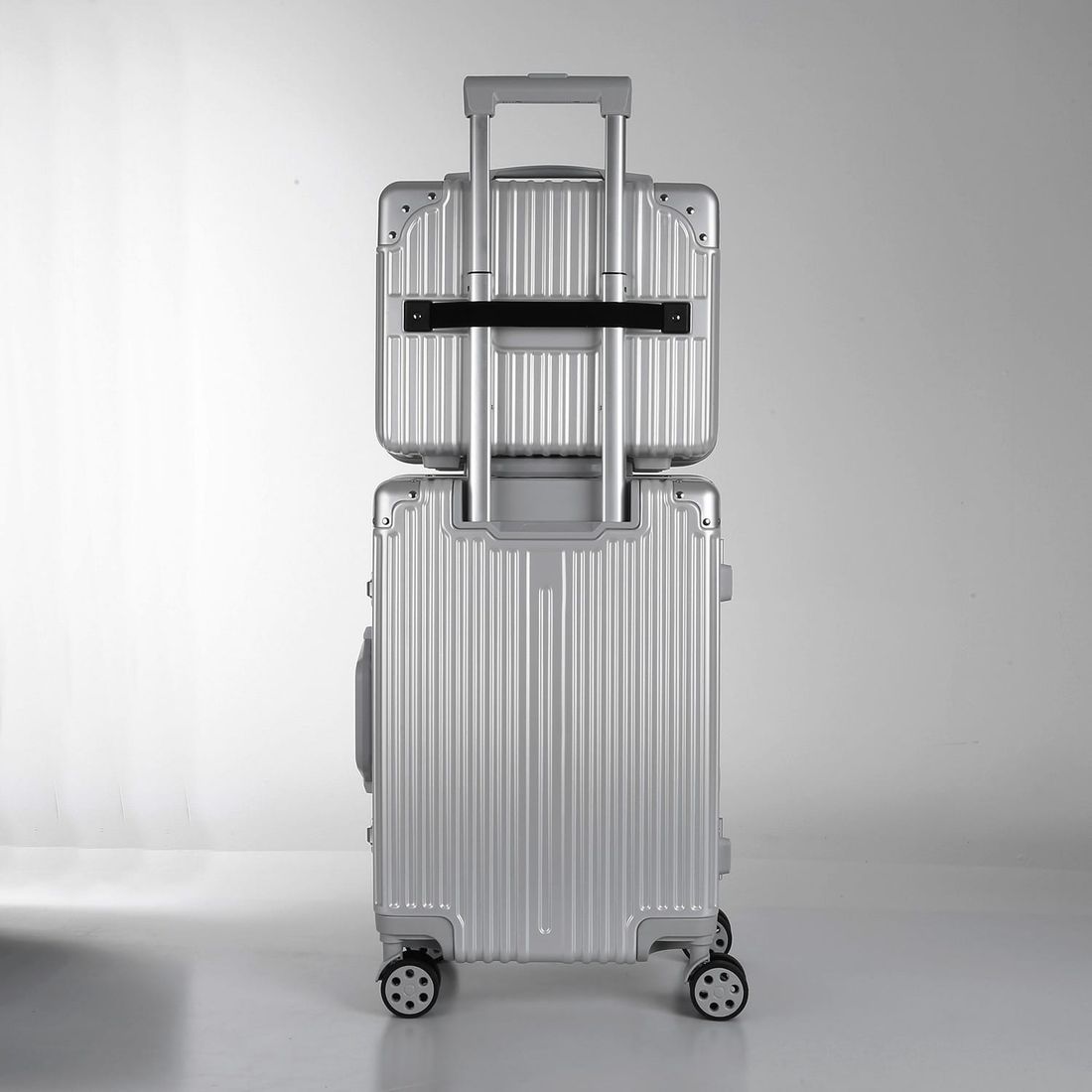 Conjunto Mala de Viagem Grande 32kg Policarbonato ABS Noruega Maloa Prata Conjunto Mala de Viagem Grande 32kg Policarbonato ABS Noruega Maloa Prata