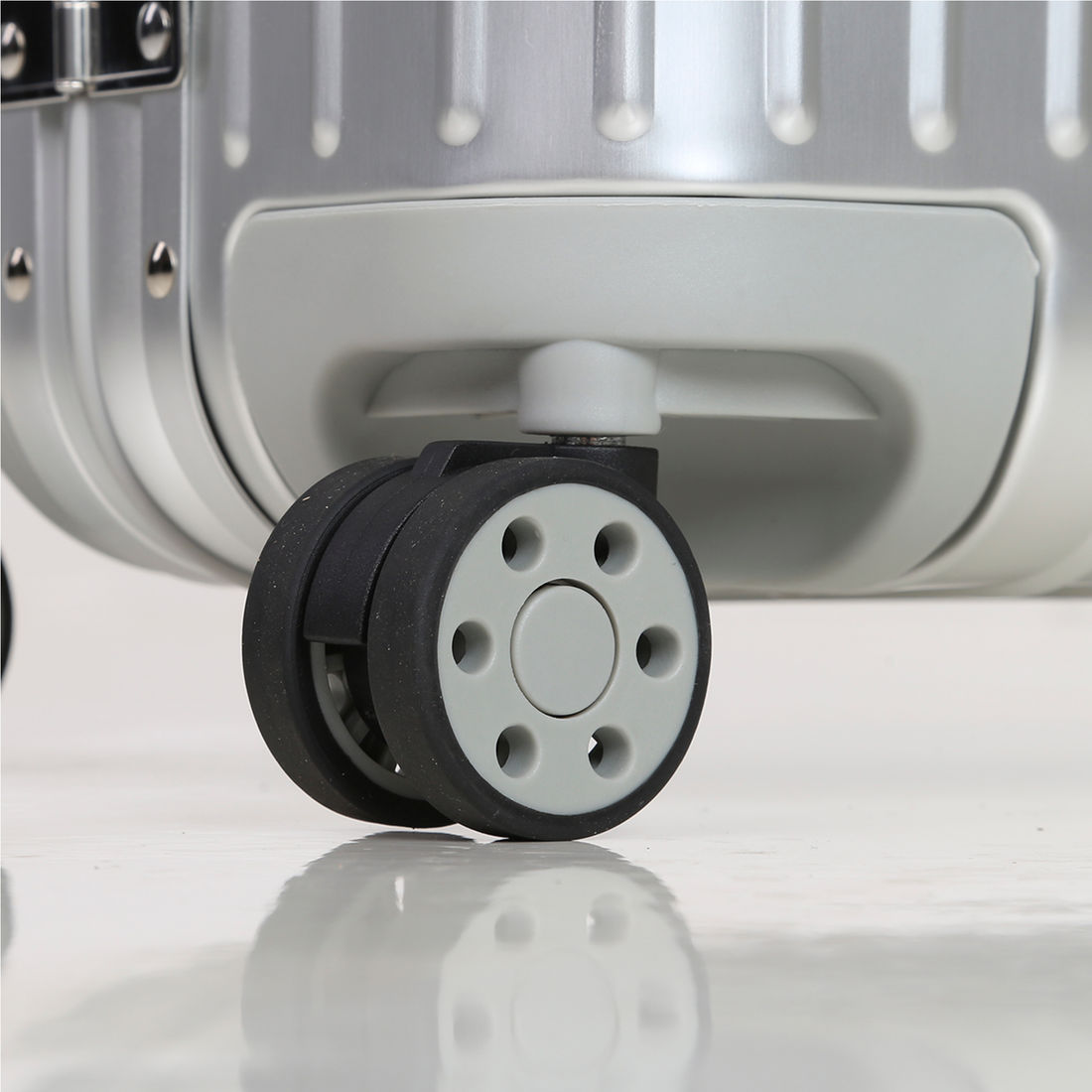 Mala de Viagem Pequena de Bordo 10 kg em Aluminio Dubay Maloa Prata