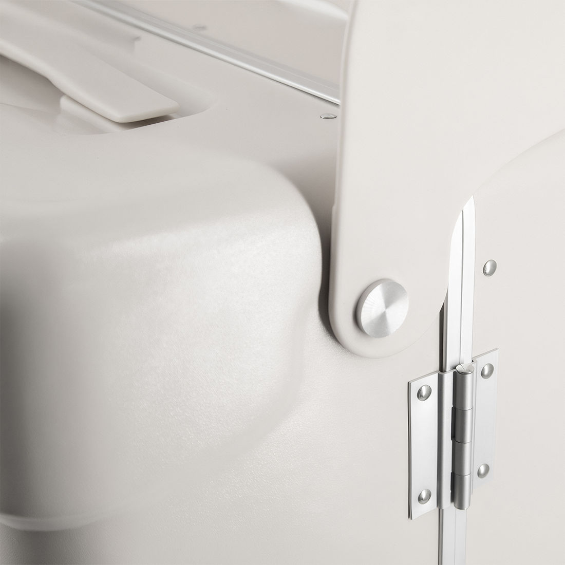 Kit Mala de Assento Grécia Media 23 kg Branca, Bolsa Confort e Tag Good Travel Branca