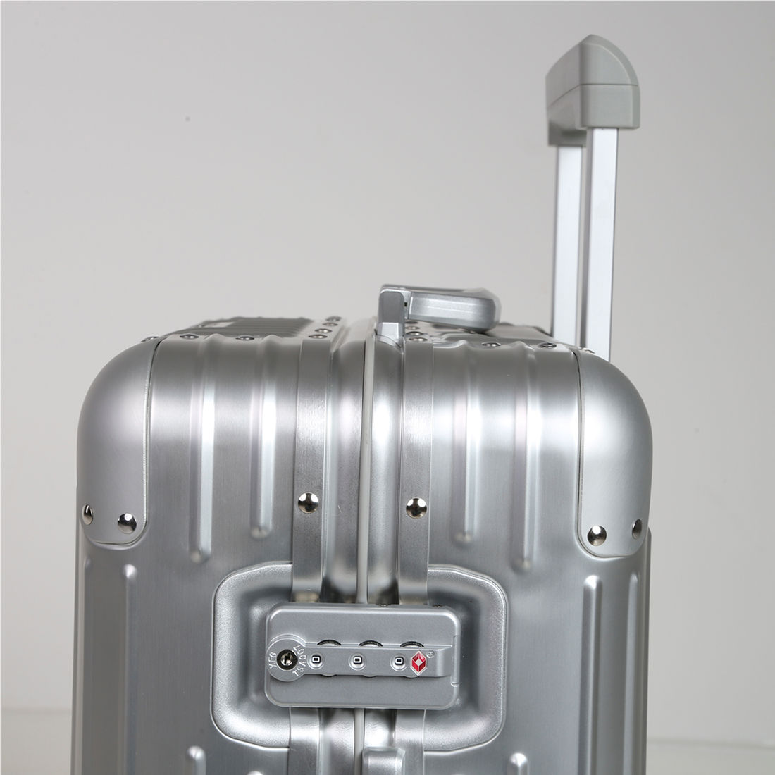 Mala de Viagem Pequena de Bordo 10 kg em Aluminio Dubai Maloa Prata