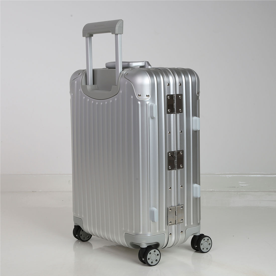 Mala de Viagem Pequena de Bordo 10 kg em Aluminio Dubai Maloa Prata