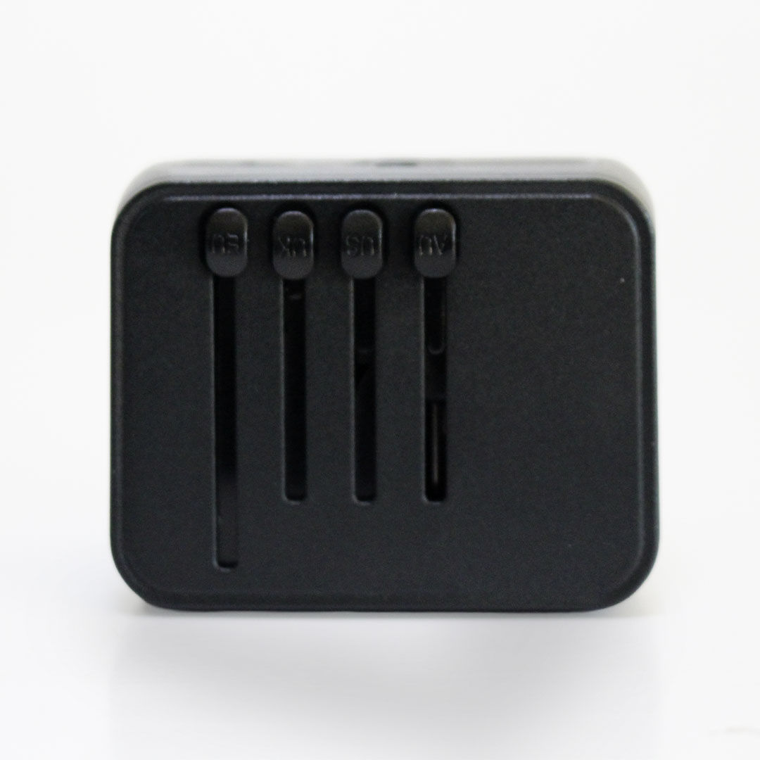Adaptador de Tomada Universal com Entrada USB Preto Adaptador de Tomada Universal com Entrada USB Preto