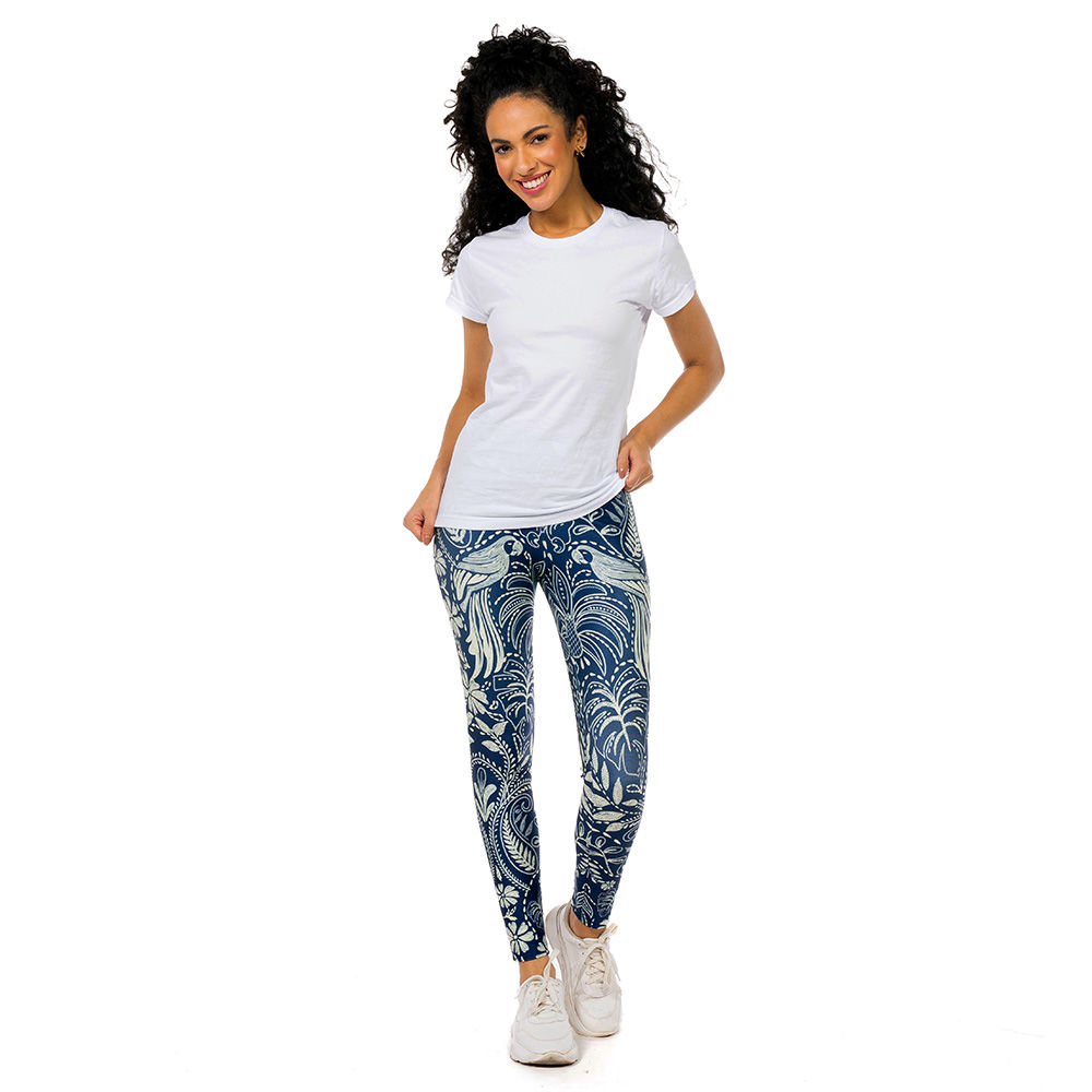 Calça Feminina Legging Estampada Araras Bordado Fundo Off