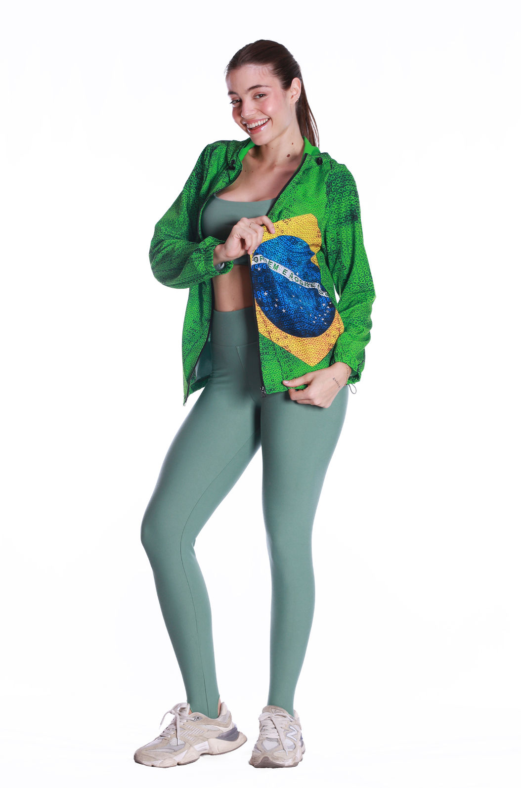 Jaqueta Corta Vento Ecoventura Estampada Bandeira Lantejoulas