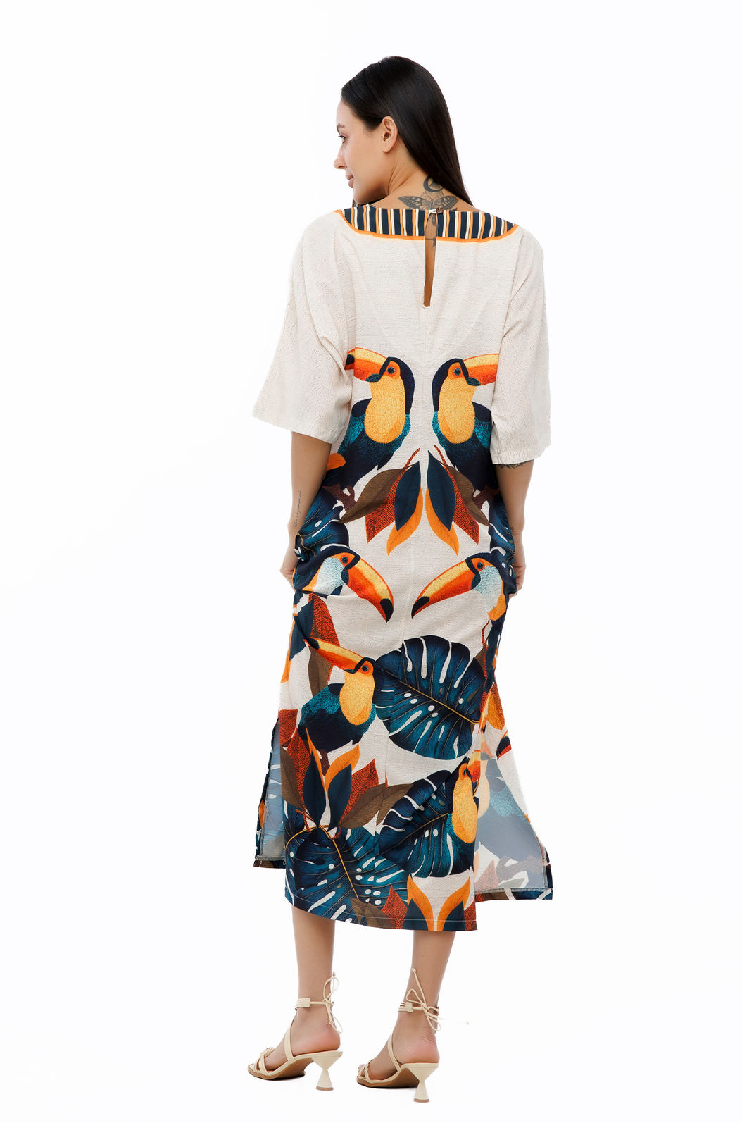 Vestido Feminino Kaftan Atena Estampado Tucanos Tela Bordada