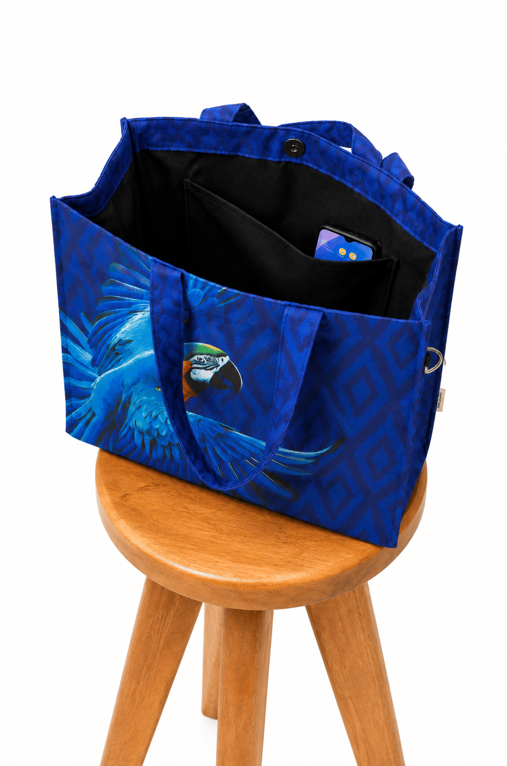 Bolsa Resort Estampada Maxi Arara Fundo Azul