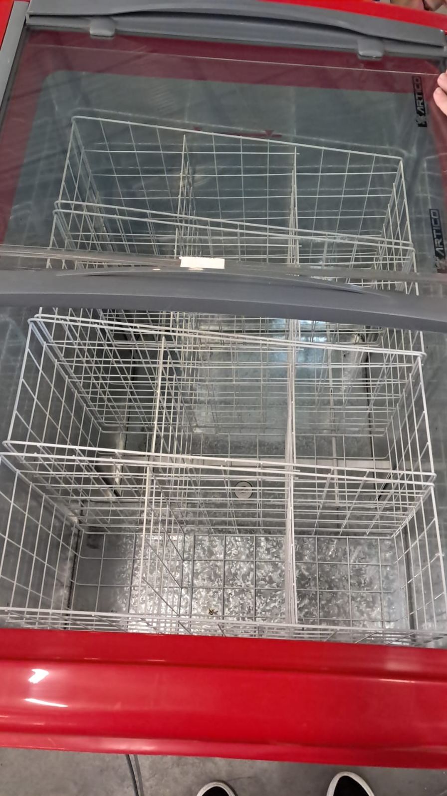 FREEZER HORIZONTAL EXPOSITOR VITRINE FH300B 220V VERMELHO - SLIM 2 C/ CESTO FREEZER HORIZONTAL EXPOSITOR VITRINE FH300B 220V VERMELHO - SLIM 2 C/ CESTO