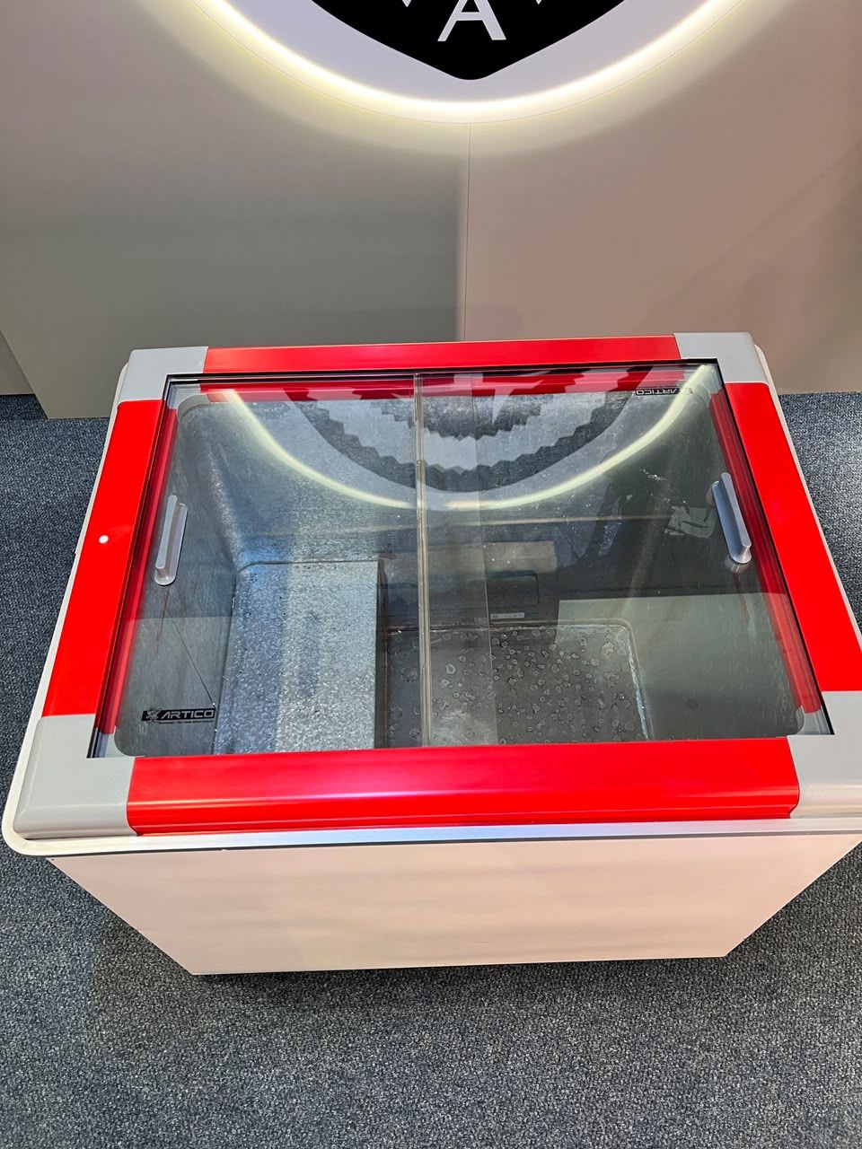CONGELADOR FREEZER EXPOSITOR VITRINE ECO 250 .E. 220V VERMELHO CAP EQUIV 310 LT CONGELADOR FREEZER EXPOSITOR VITRINE ECO 250 .E. 220V VERMELHO CAP EQUIV 310 LT