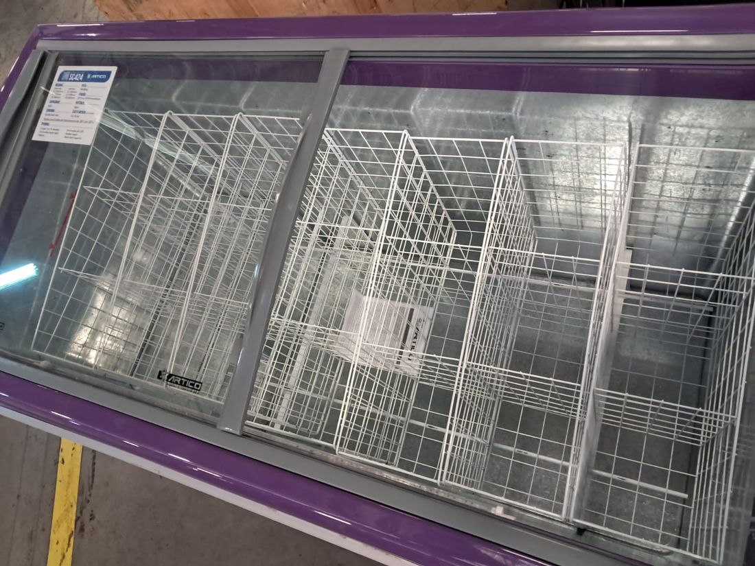 CONGELADOR FREEZER EXPOSITOR VITRINE SHOW SC 424 220V PURPURA CAP EQUIV 460 LT - SLIM C/ CESTAS C/ LED CONGELADOR FREEZER EXPOSITOR VITRINE SHOW SC 424 220V PURPURA CAP EQUIV 460 LT - SLIM C/ CESTAS C/ LED