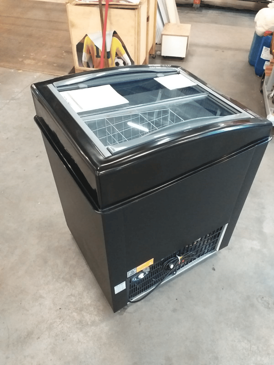 FREEZER HORIZONTAL EXPOSITOR VITRINE FH150C 220V COLORS PRETO - SLIM 2 C/ CESTO FREEZER HORIZONTAL EXPOSITOR VITRINE FH150C 220V COLORS PRETO - SLIM 2 C/ CESTO