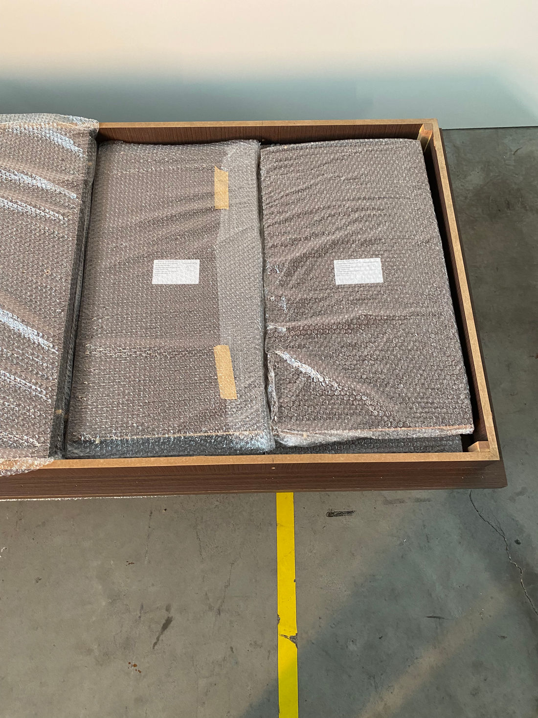 MESA EXPOSITORA NEUTRA MODULO 1640X 900X 900MM TAMPO MDF