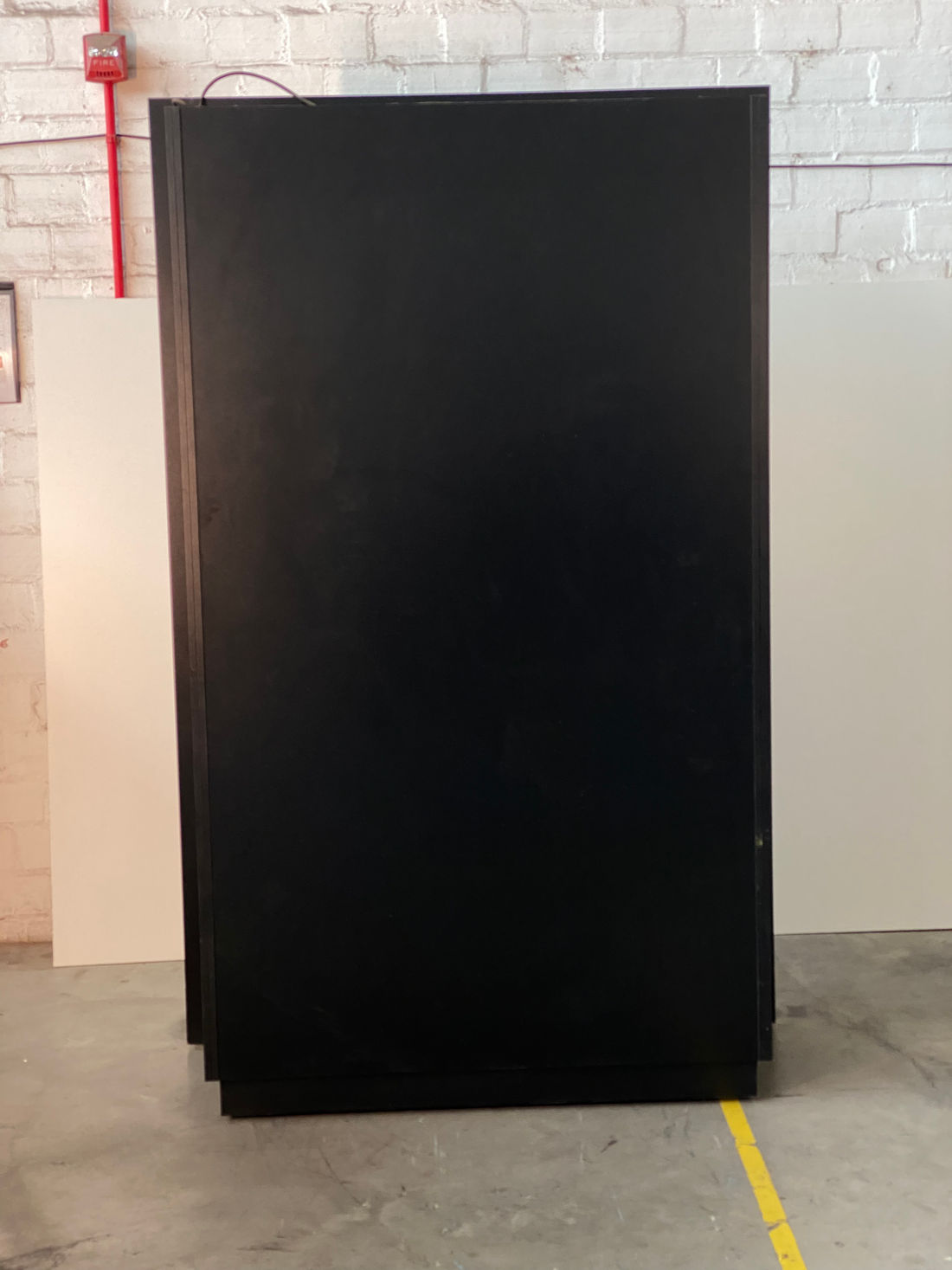 PAREDE DIVISORIA COM BOX DE PÃO E 2 PORTAS BASCULANTE