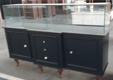 VITRINE EXPOSITORA PATISSERIE 1940 X 560 X 1270 (H) VEP (PRETO) PE LUIS XV - VISOR 1880 X 400 X 400 (H) VITRINE EXPOSITORA PATISSERIE 1940 X 560 X 1270 (H) VEP (PRETO) PE LUIS XV - VISOR 1880 X 400 X 400 (H)