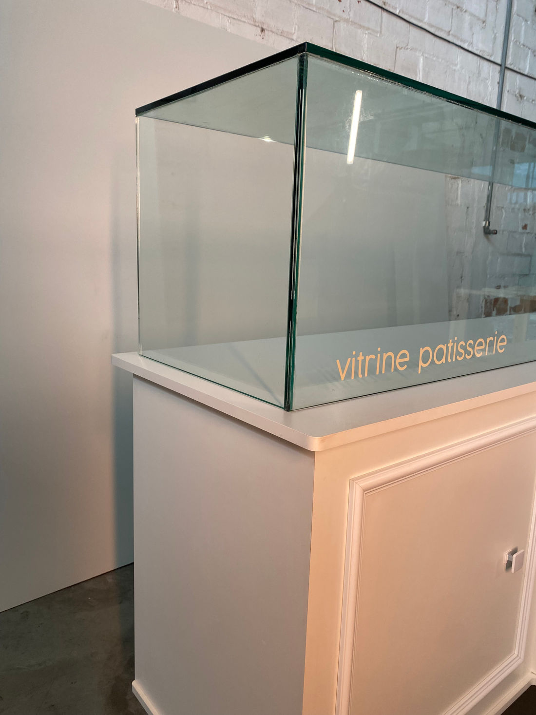 VITRINE EXPOSITORA PATISSERIE 1940 X 560 X 1270 (H) VEP (BRANCO) PE LUIS XV - VISOR 1880 X 400 X 400 (H)