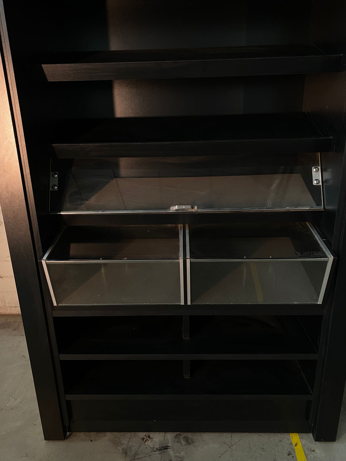 PAREDE DIVISORIA COM BOX DE PÃO E 2 PORTAS BASCULANTE