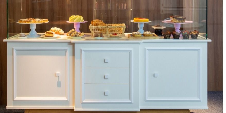 VITRINE EXPOSITORA PATISSERIE 1940 X 560 X 1270 (H) VEP (BRANCO) PE LUIS XV - VISOR 1880 X 400 X 400 (H) VITRINE EXPOSITORA PATISSERIE 1940 X 560 X 1270 (H) VEP (BRANCO) PE LUIS XV - VISOR 1880 X 400 X 400 (H)