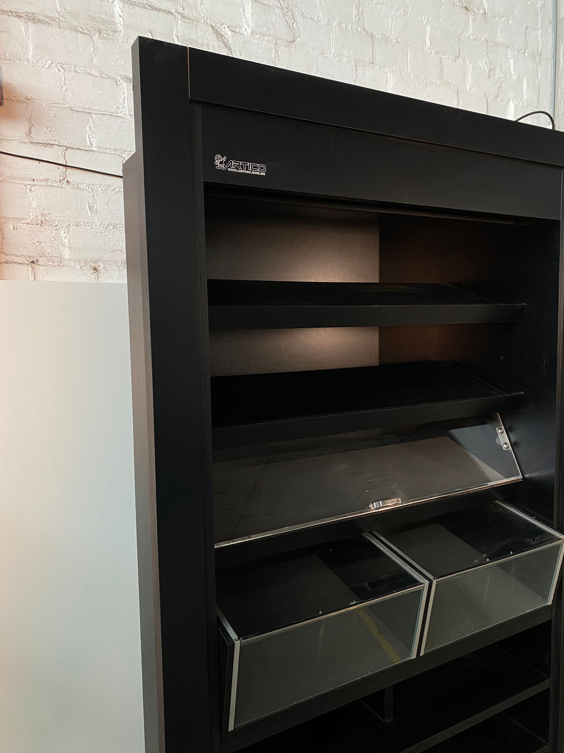 PAREDE DIVISORIA COM BOX DE PÃO E 2 PORTAS BASCULANTE