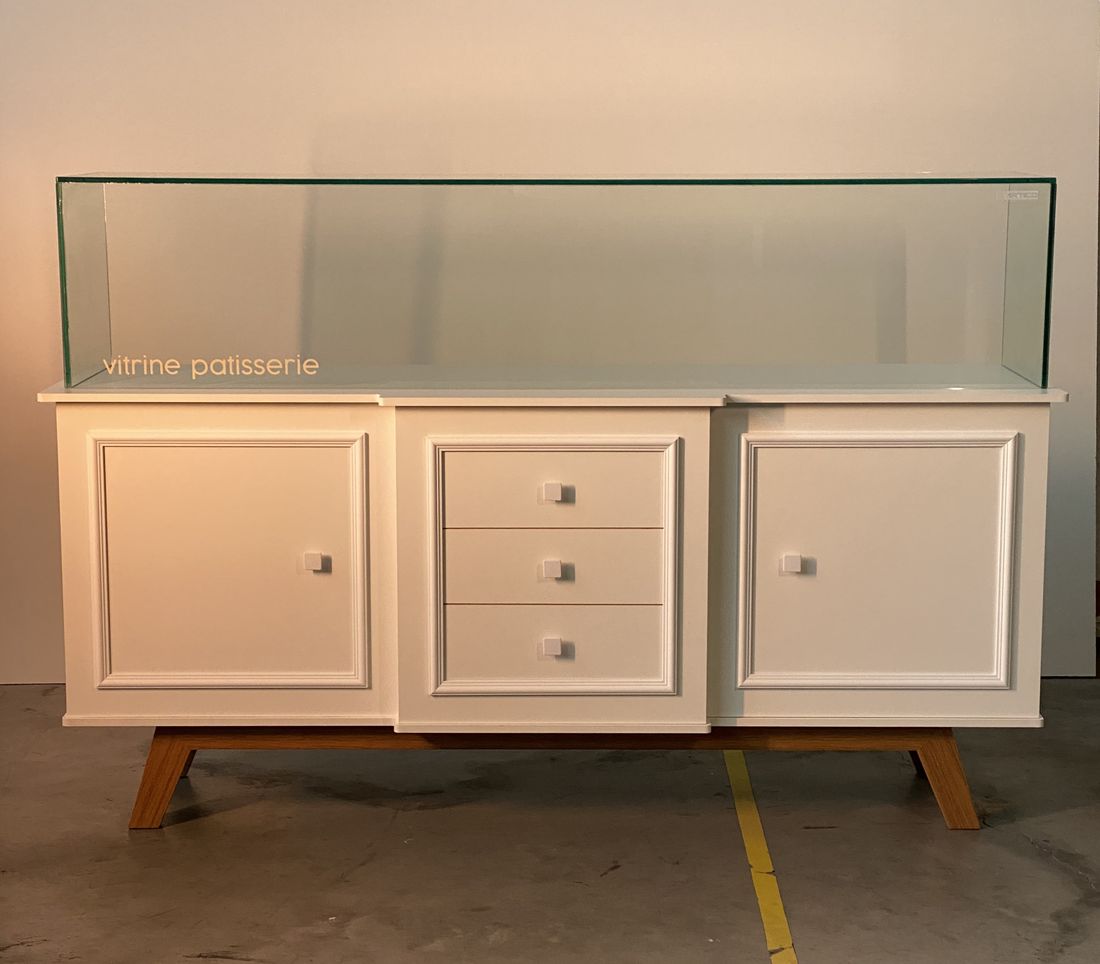 VITRINE EXPOSITORA PATISSERIE 1940 X 560 X 1270 (H) VEP (BRANCO) PE LUIS XV - VISOR 1880 X 400 X 400 (H)