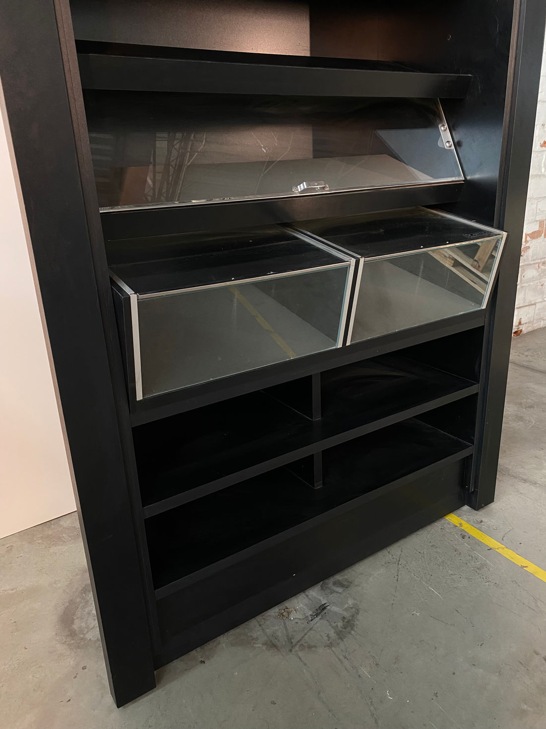 PAREDE DIVISORIA COM BOX DE PÃO E 2 PORTAS BASCULANTE