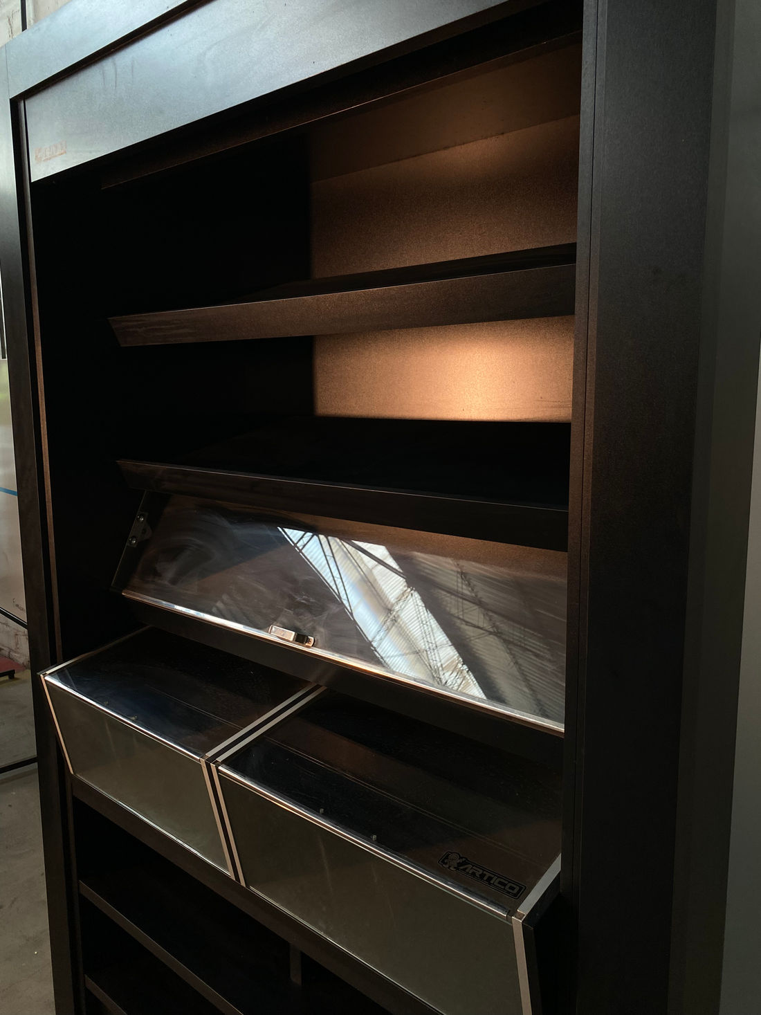 PAREDE DIVISORIA COM BOX DE PÃO E 2 PORTAS BASCULANTE