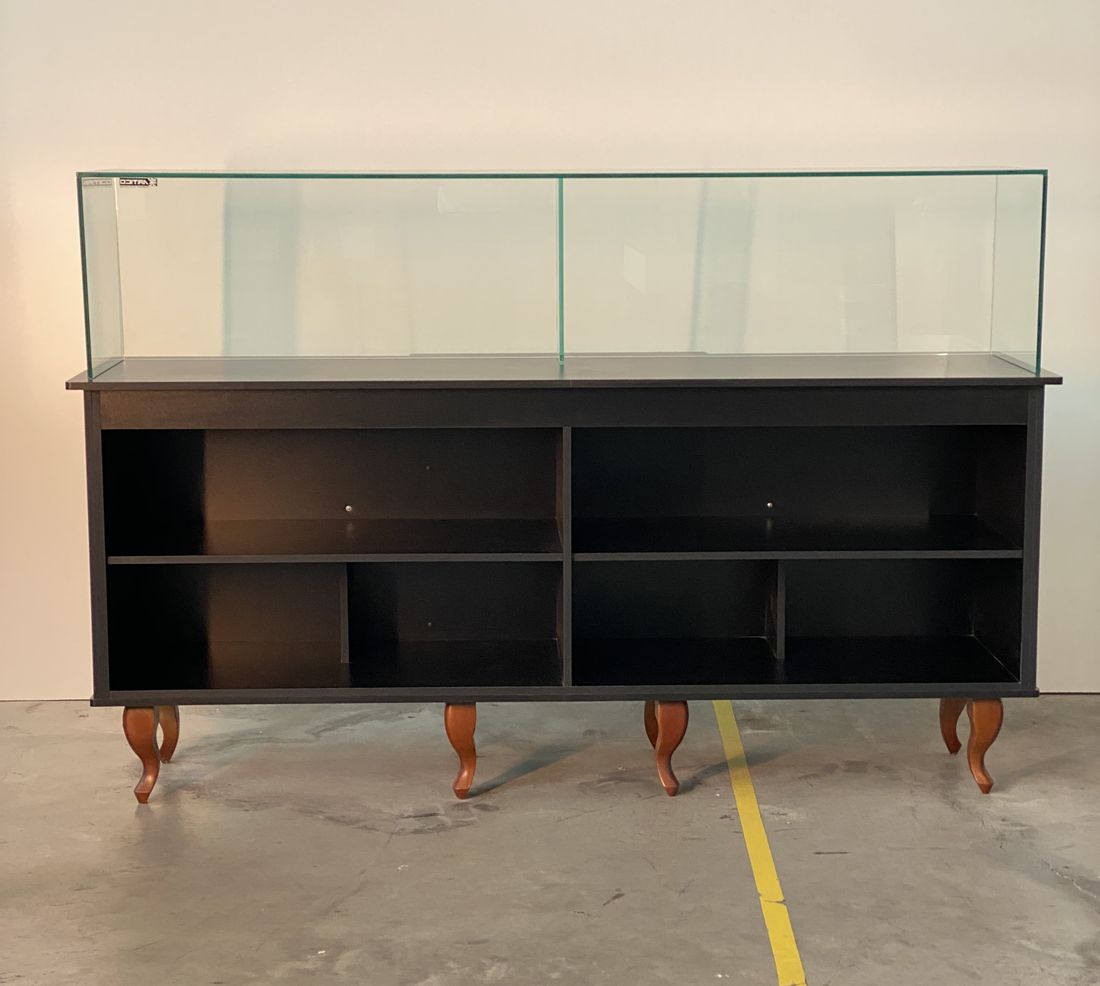 VITRINE EXPOSITORA PATISSERIE 1940 X 560 X 1270 (H) VEP (PRETO) PE LUIS XV - VISOR 1880 X 400 X 400 (H)