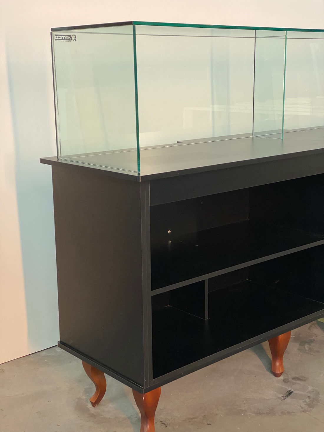 VITRINE EXPOSITORA PATISSERIE 1940 X 560 X 1270 (H) VEP (PRETO) PE LUIS XV - VISOR 1880 X 400 X 400 (H)