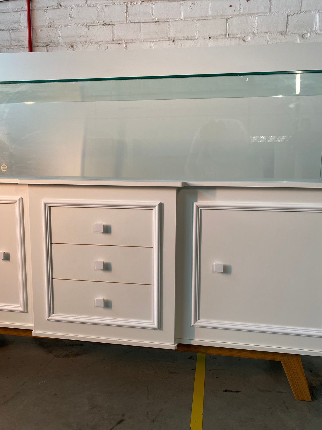 VITRINE EXPOSITORA PATISSERIE 1940 X 560 X 1270 (H) VEP (BRANCO) PE LUIS XV - VISOR 1880 X 400 X 400 (H)