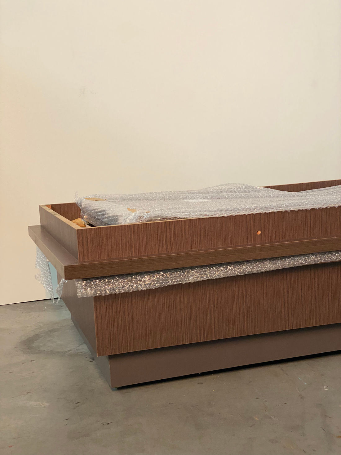 MESA EXPOSITORA NEUTRA MODULO 1640X 900X 900MM TAMPO MDF