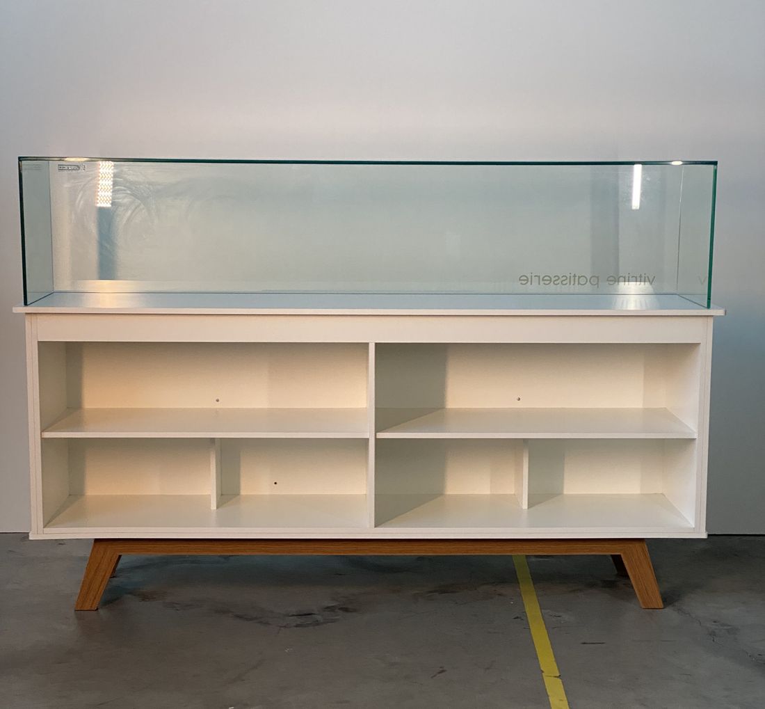 VITRINE EXPOSITORA PATISSERIE 1940 X 560 X 1270 (H) VEP (BRANCO) PE LUIS XV - VISOR 1880 X 400 X 400 (H)