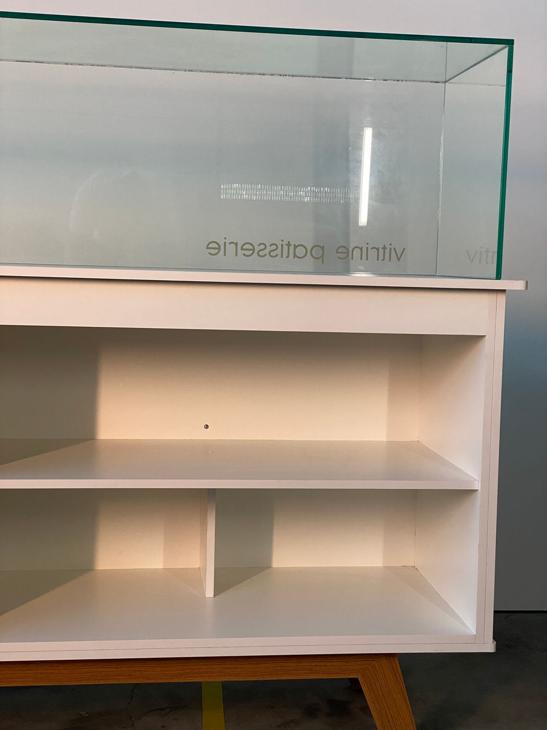 VITRINE EXPOSITORA PATISSERIE 1940 X 560 X 1270 (H) VEP (BRANCO) PE LUIS XV - VISOR 1880 X 400 X 400 (H)