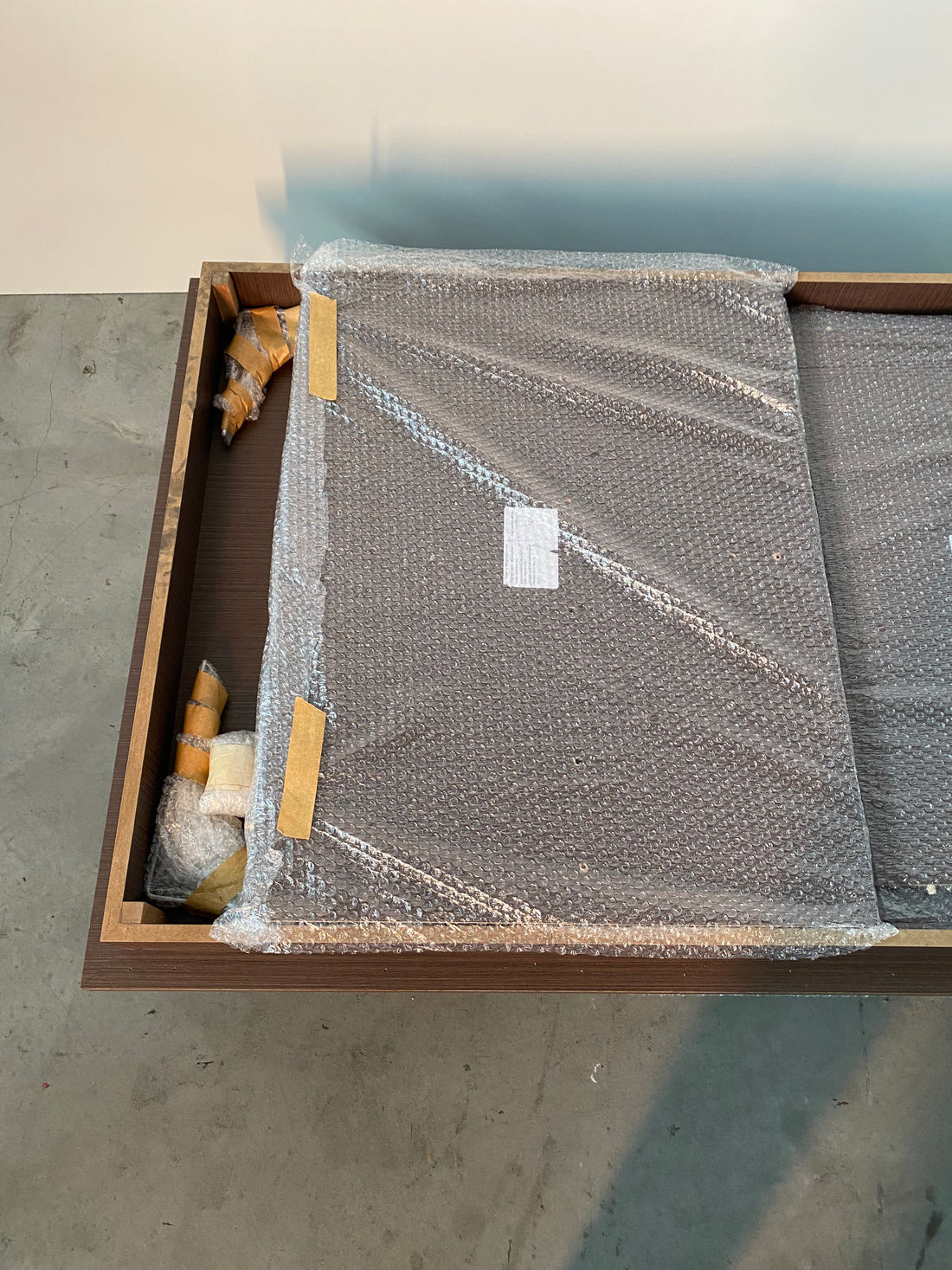 MESA EXPOSITORA NEUTRA MODULO 1640X 900X 900MM TAMPO MDF